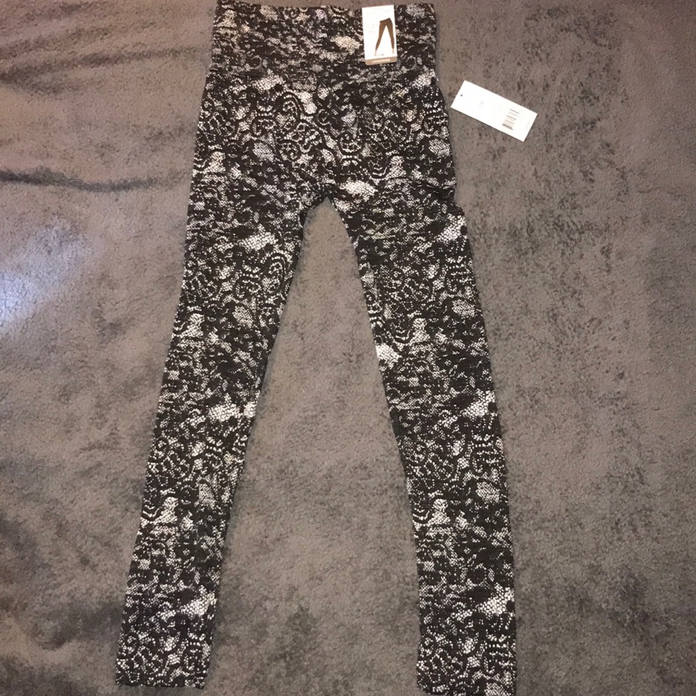 Black and white floral print leggings